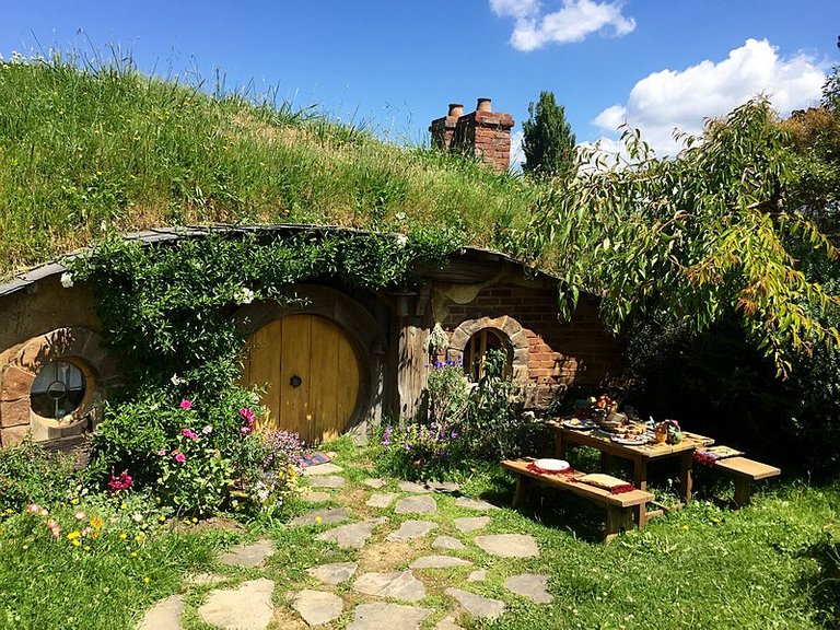 800px-A_Hobbit_House.jpg