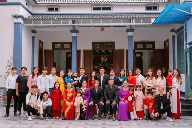 free-photo-of-large-family-gathering-in-front-of-modern-home.jpeg
