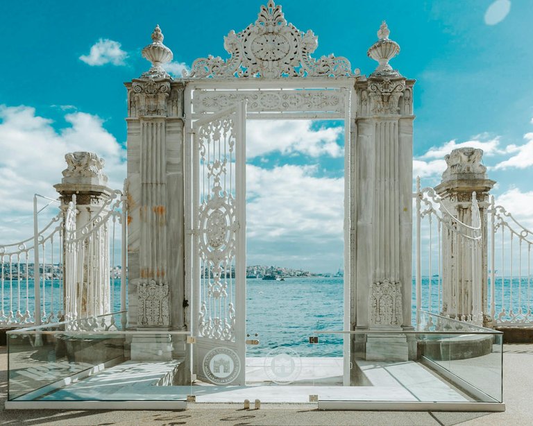 free-photo-of-white-gate-in-dolmabahce-palace.jpeg