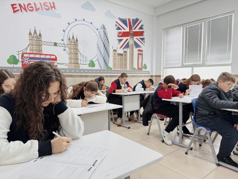 free-photo-of-students-in-classroom-with-london-theme-decor.jpeg