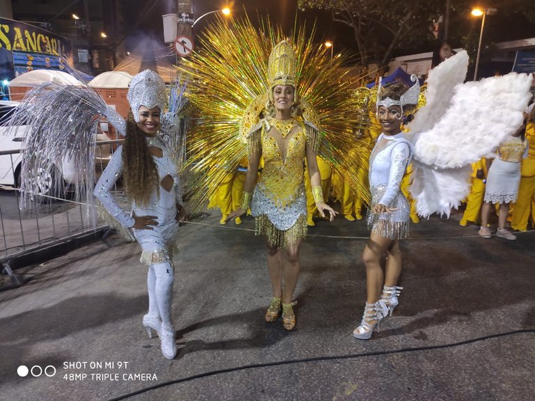 princesa do carnaval, com a rainha e a musa.jpeg