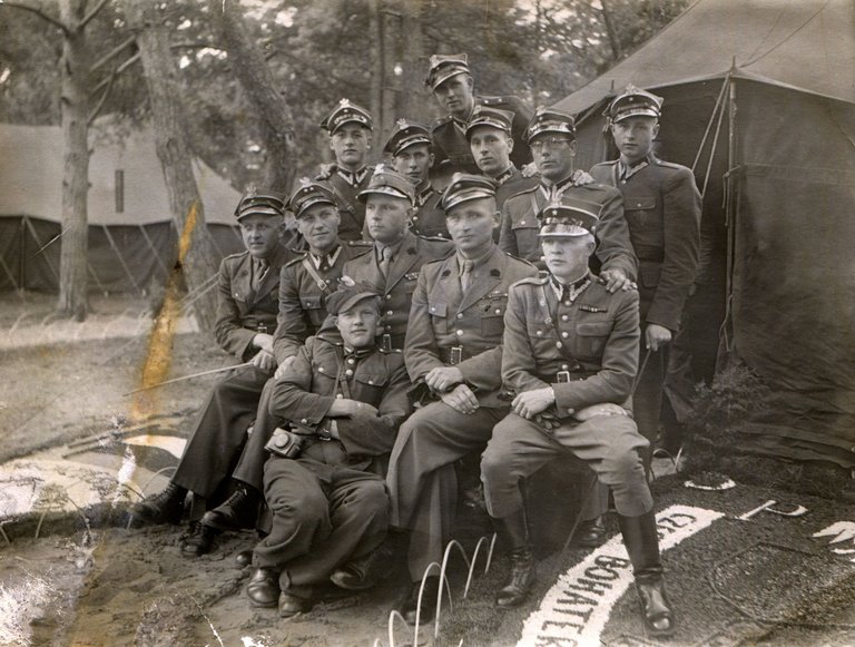 Oficerowie dywizjonu artyleryjskiego rozpoznania pomiarowego w Gnieźnie na poligonie w Toruniu. Edward Waryszak na samej górze grupy. 
