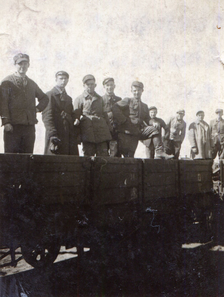 Edward Waryszak (drugi od lewej) w pracy w Oberbaustofflager Kowel, marzec 1943 r. 