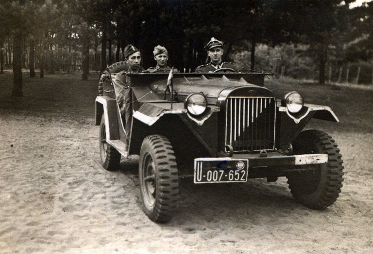 Edward Waryszak za kierownicą samochodu GAZ-67. Gniezno, 1947 rok.