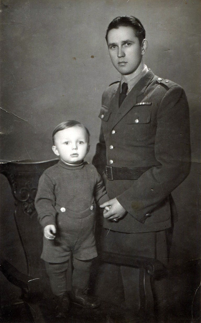 Edward Waryszak z siostrzeńcem, 1952 rok.