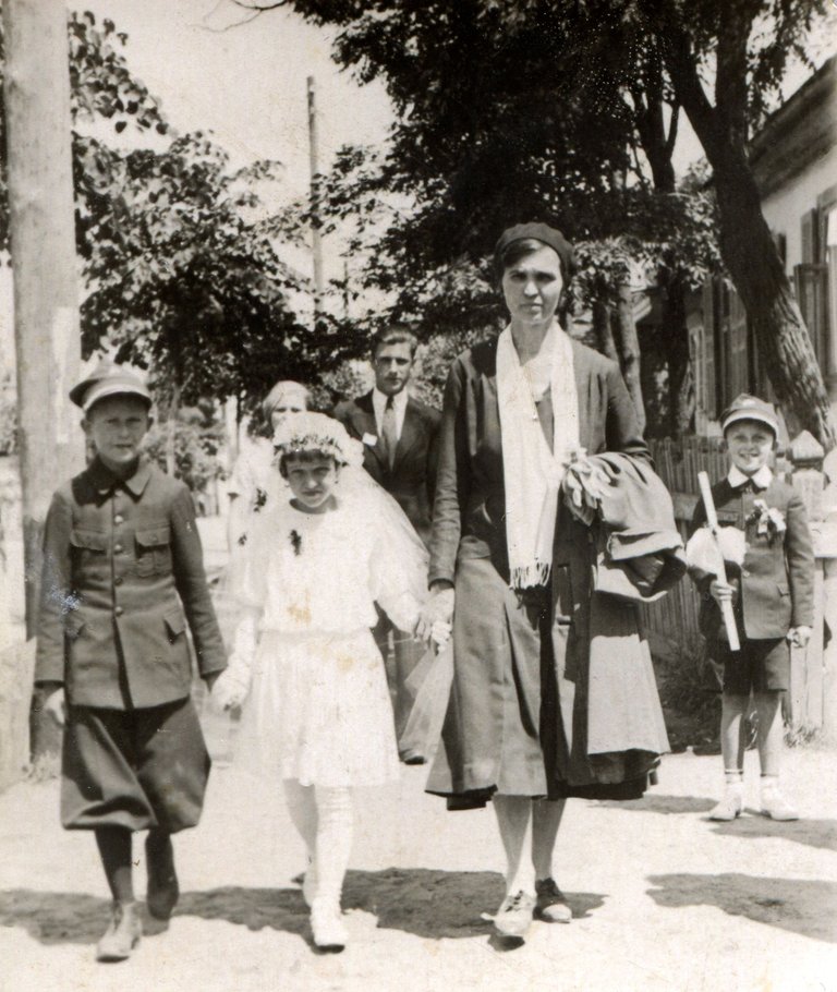 Komunia Stasi. Na zdjęciu od lewej: Edward, 
Stanisława, Wiktoria Waryszak, 1934 rok.