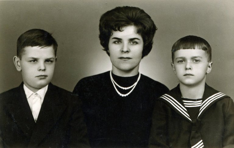 Irena Waryszak z synami, pierwsza połowa lat 60.
