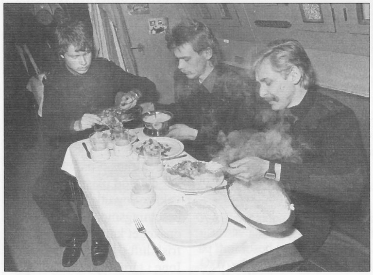 Posiłek na okręcie, źródło: broszura wydana przez Marinemuseet w Horten // Meal on board, source: brochure published by Marinemuseet in Horten