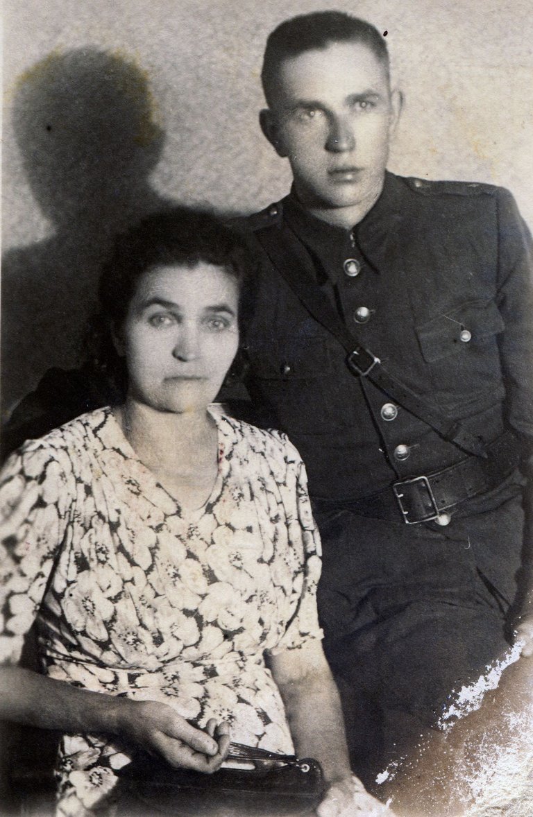 Edward Waryszak z matką, Wiktorią Waryszak. Prawdopodobnie 1946 rok.