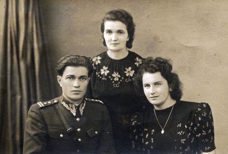 Czesław Waryszak w stopniu podpułkownika z żoną Wandą i matką Wiktorią, 1946 rok. 