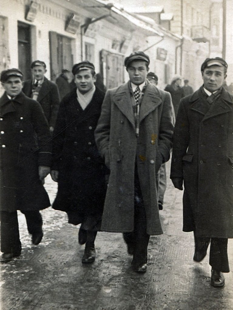 Czesław Waryszak (drugi od prawej) na ulicy Szerokiej w Krzemieńcu, 1936 rok. 