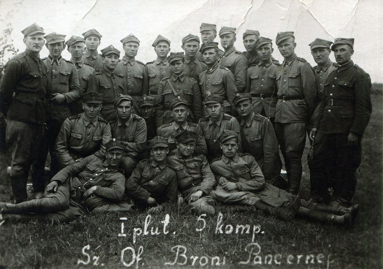 Fotografia z Oficerskiej Szkoły Broni Pancernej – kuźni kadr dla 1. Korpusu Pancernego. Edward Waryszak w drugim rzędzie (kucający/siedzący) – drugi od prawej