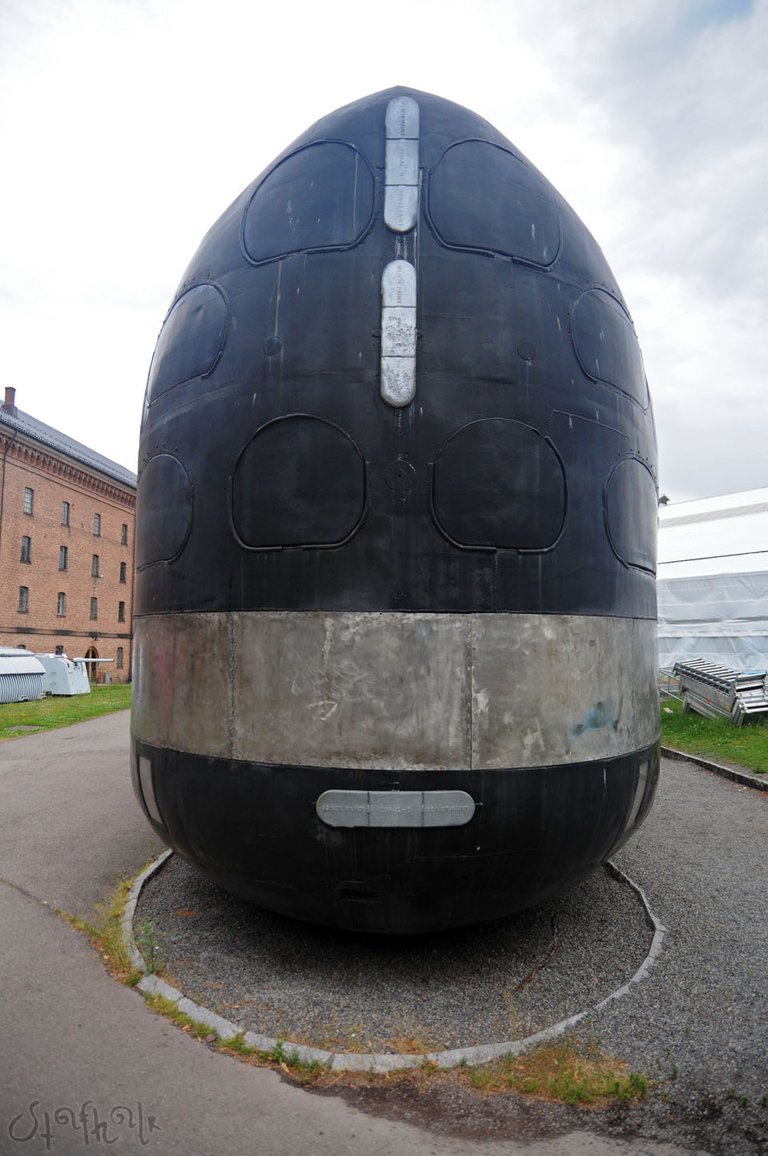 Widok z zewnątrz na pokrywy luków torpedowych // Exterior view of the torpedo hatch covers