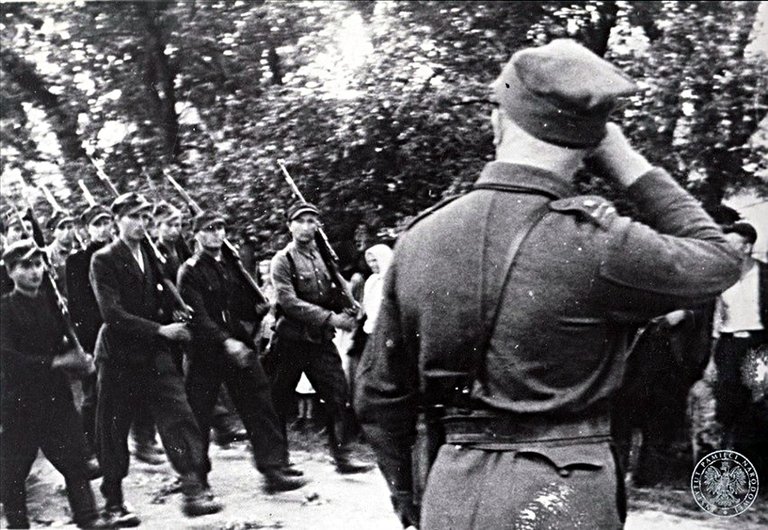 Mjr „Kowal” salutuje żołnierzom kompanii warszawskiej 27 Wołyńskiej DP AK. Ostrów Lubelski, lipiec 1944.