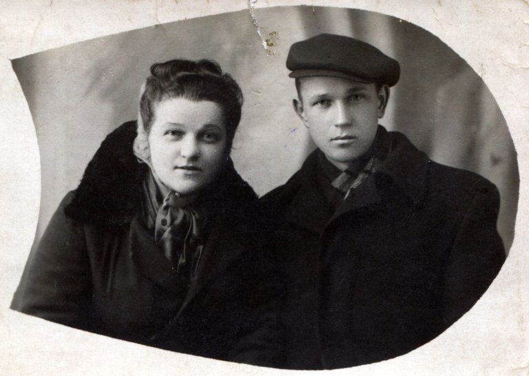 Fotografia rodzeństwa: Stanisława oraz Edward Waryszak w 1941 r. 