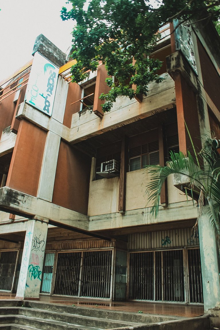 Photographing the estructure of the C.C El Limón 📷🏢