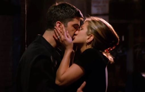 primer-beso-Ross-y-Rachel.jpg