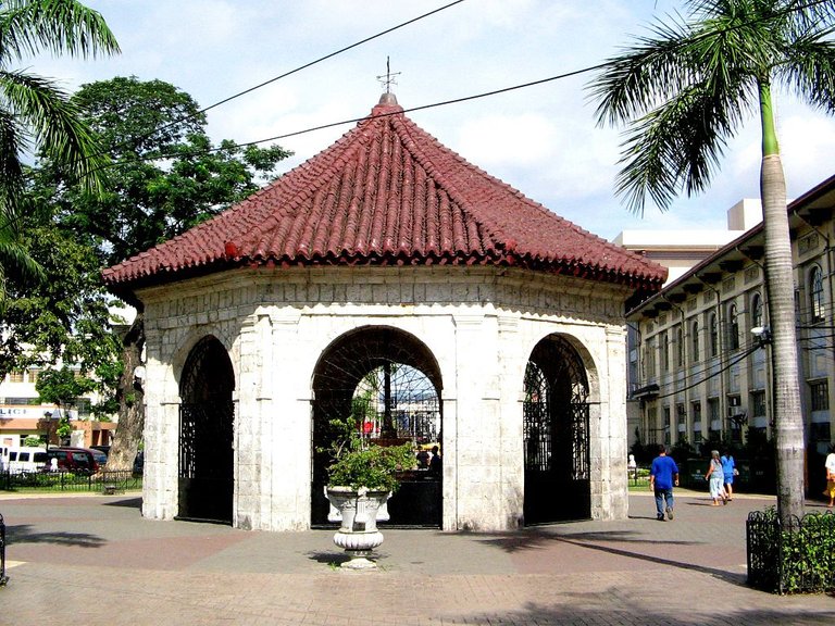 1024px-Cebu_magellans_cross_exterior.jpg