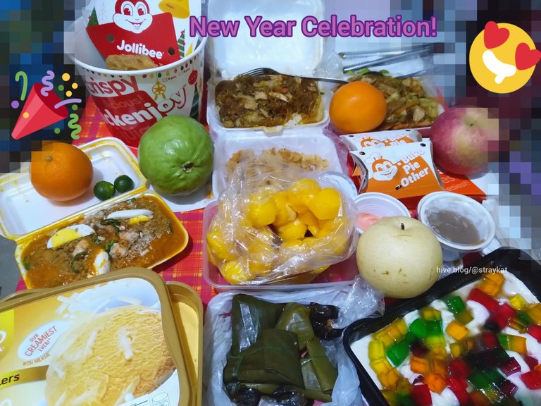 New Year's Eve foods! Not the most neat arrangement because the shapes of the containers are different from each other and I'm confused how to arrange them unlike last Christmas.