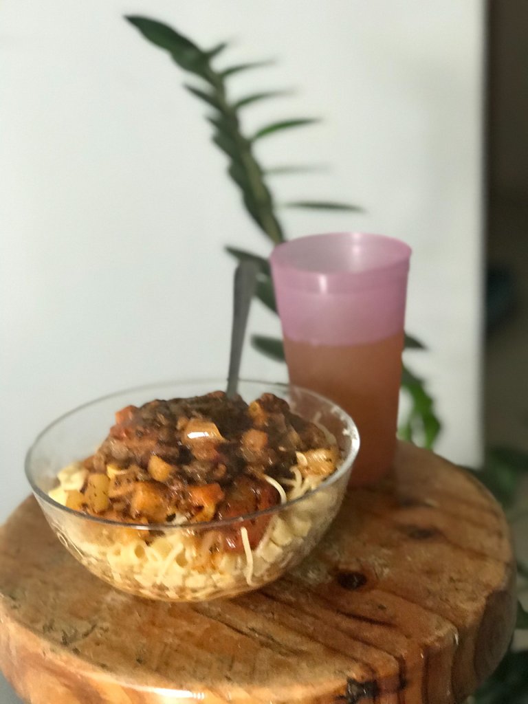 Pasta con vegetales salteados en salsa de tomate y kefyr.jpg