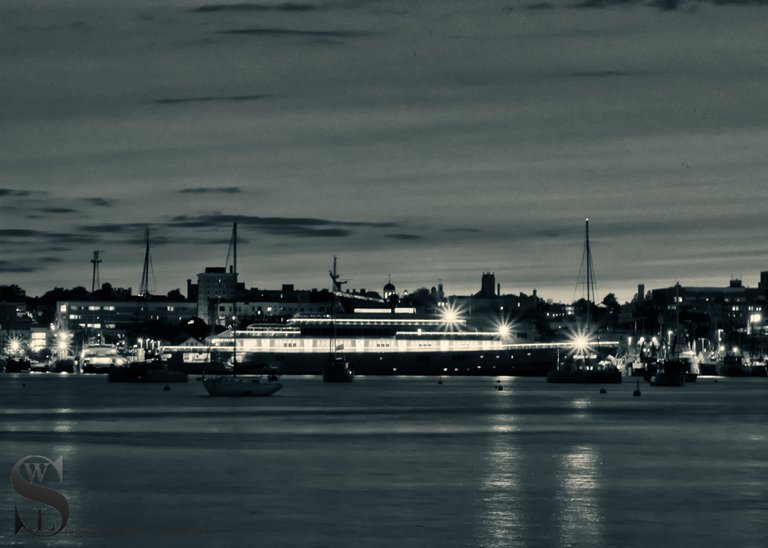 maga yacht at night3.jpg
