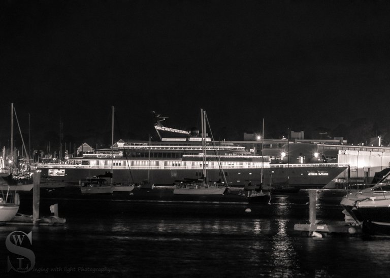 maga yacht at night5.jpg