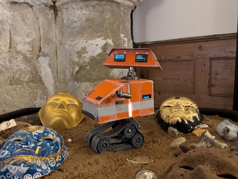 Shortie the Robot - all the way from Berlin! Shortie was created by Twitch musician and creator Decurus