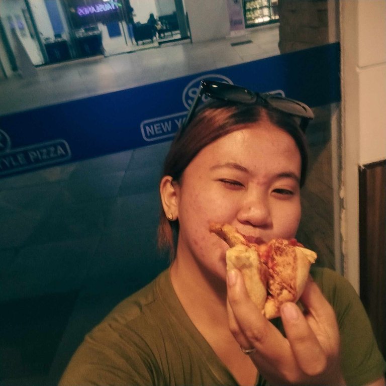 ako kumakain pizza.jpg