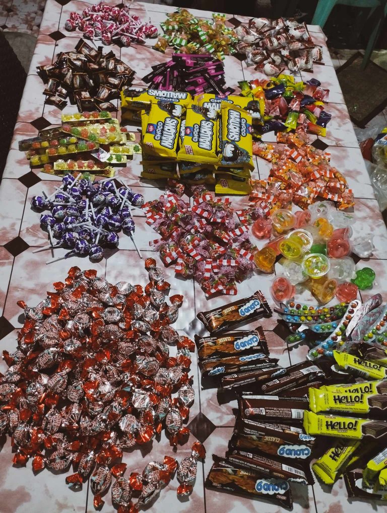 mga candies sa mesa.jpg