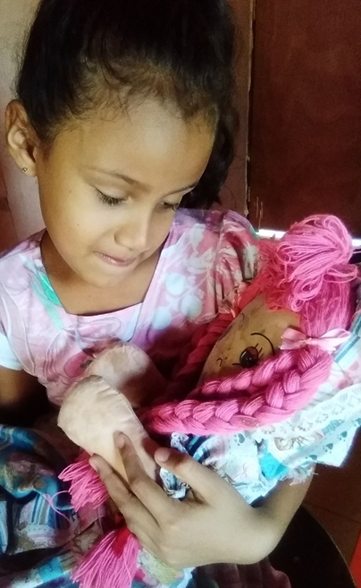 Mi pequeña con la muñeca que le regaló su abuelita