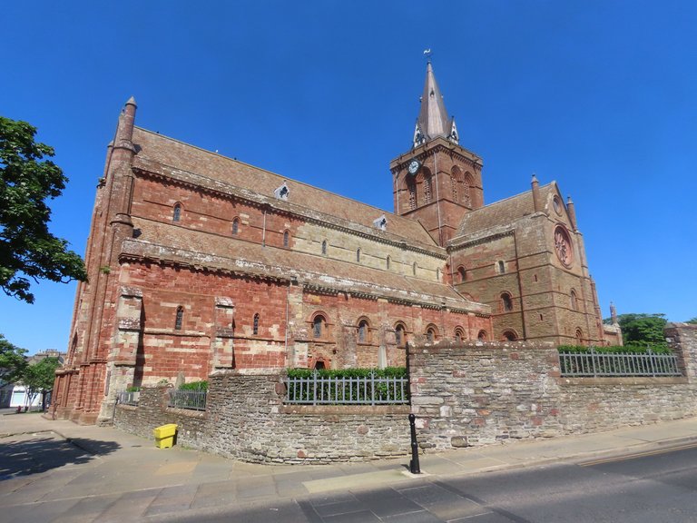 St Magnus Cathedral side view.JPG
