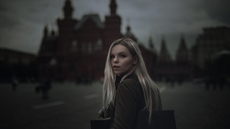 young-woman-1571459_1280.jpg