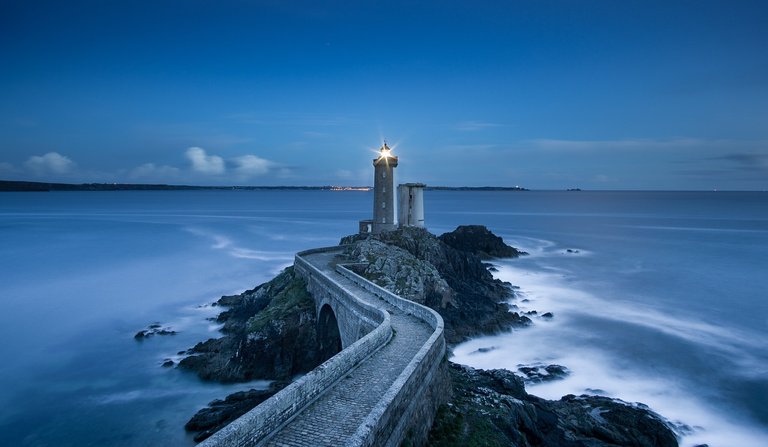lighthouse-1838593_1280.jpg