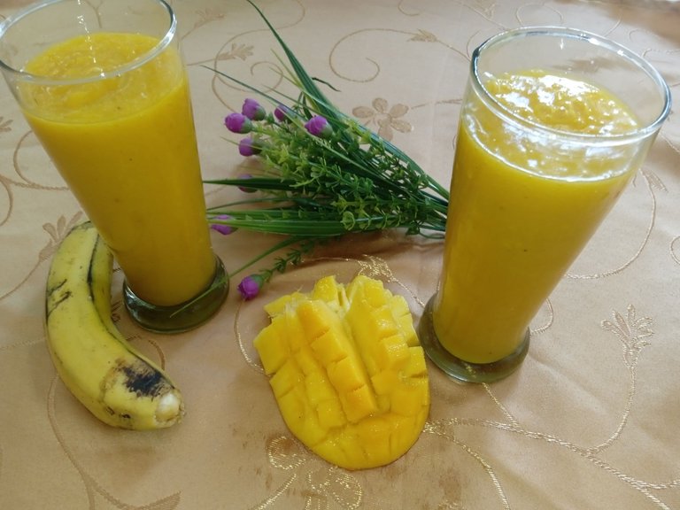 Healthy and refreshing mango, banana and turmeric juice [Esp-Eng]