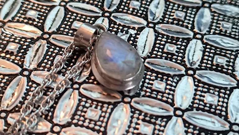 Silver necklace with moonstone hanger (14).jpg