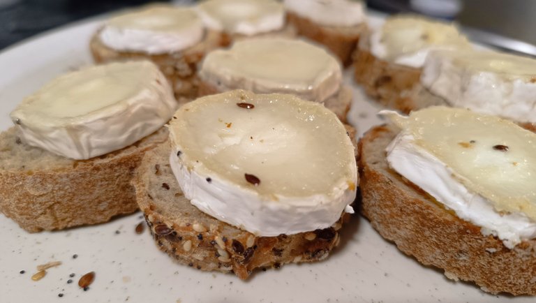 Improved goat cheese toast with walnut and honey  recipe (4).jpg