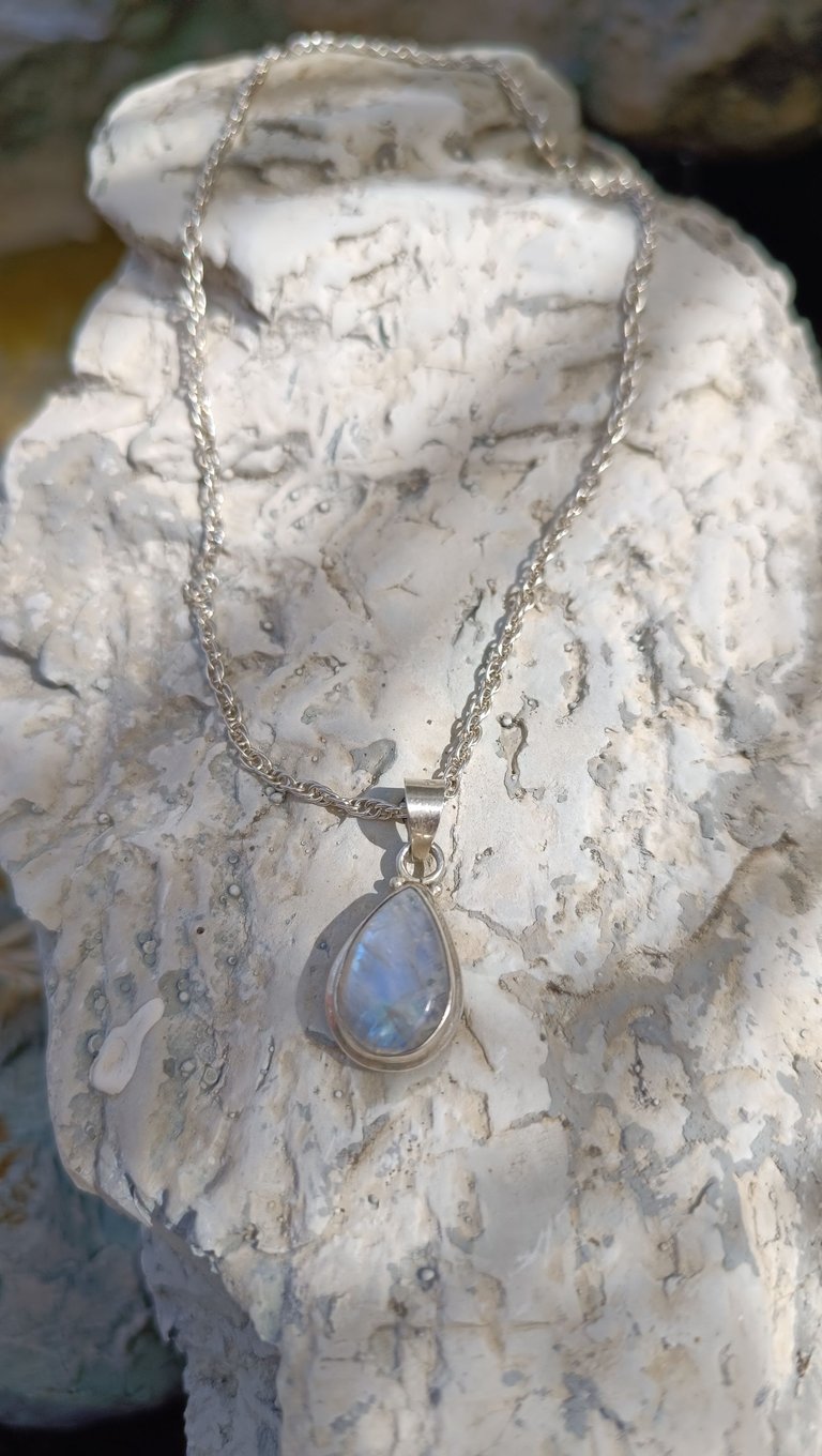 Silver necklace with moonstone hanger (7).jpg