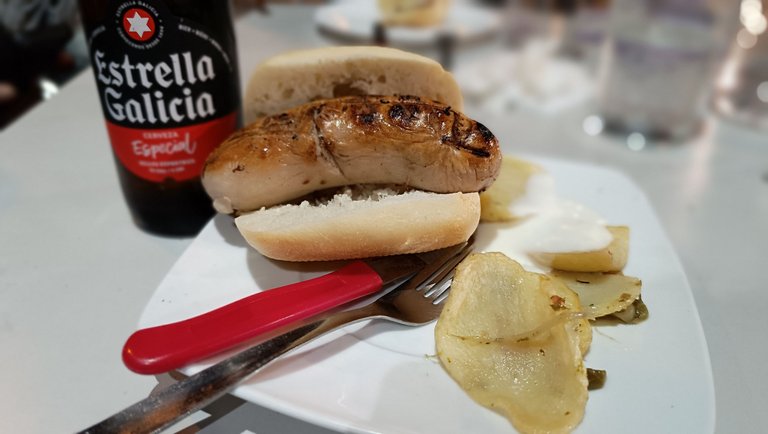 Estrella galicia beer with brattwurst.jpg