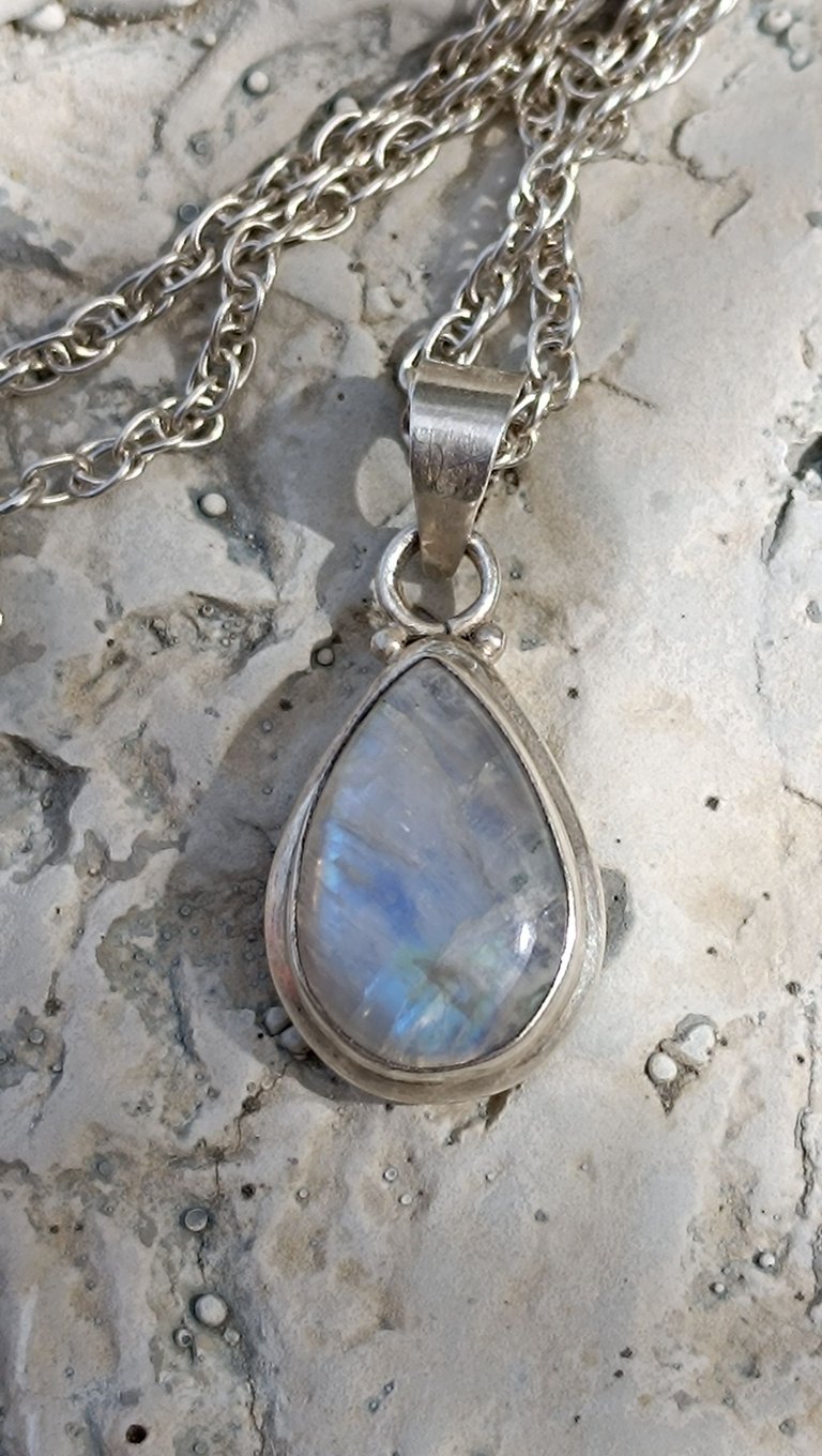 Silver necklace with moonstone hanger (6).jpg