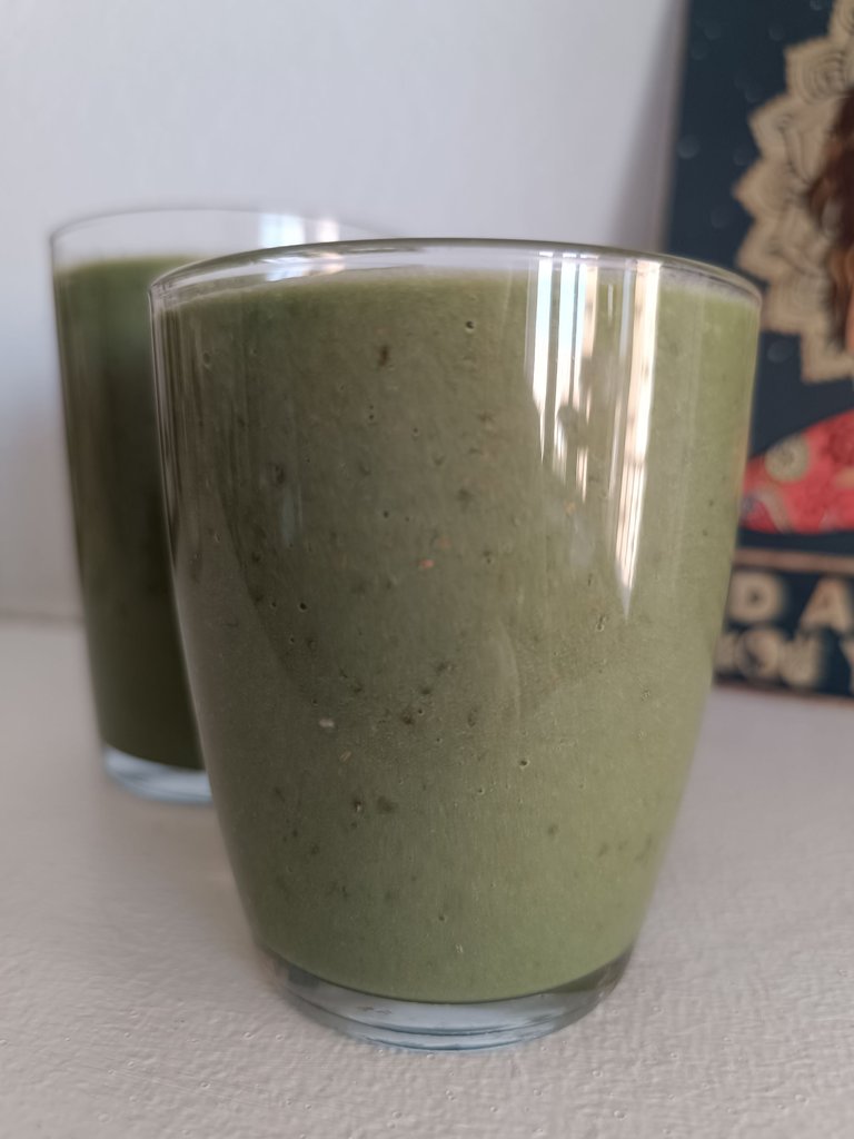 smoothie with spirulina carrot dates banana collagen powder vitamin c powder chia seeds and whole milk (8).jpg