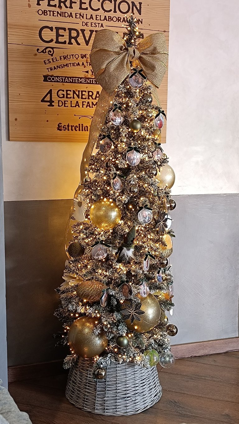 Christmas tree in restaurant.jpg