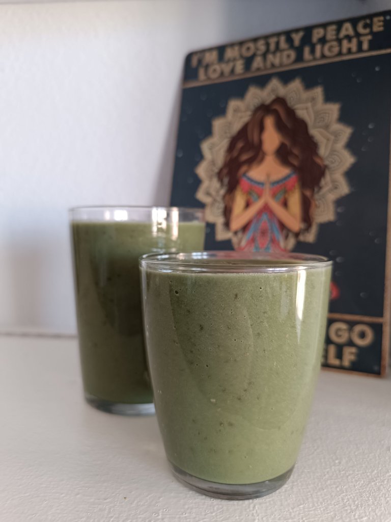 smoothie with spirulina carrot dates banana collagen powder vitamin c powder chia seeds and whole milk (15).jpg