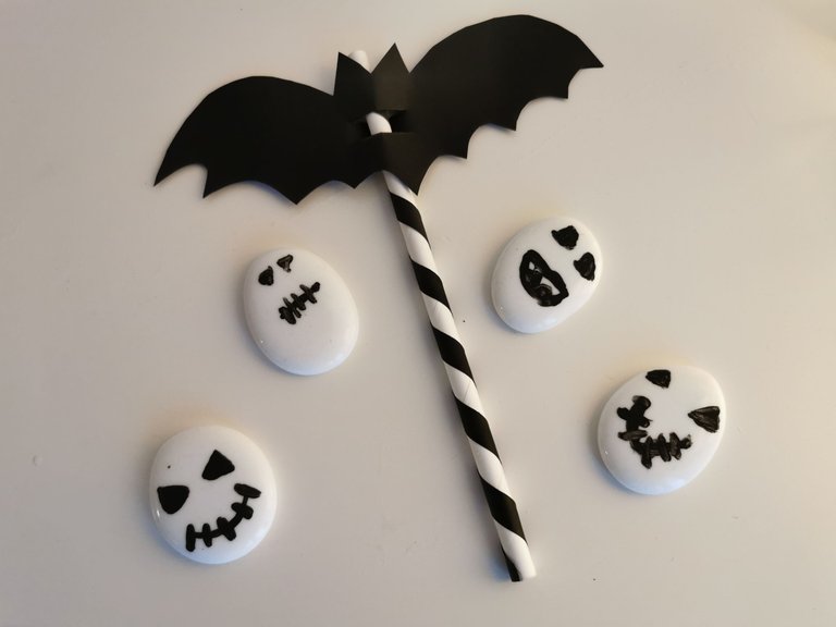 Halloween DIY Bat Straw (11).jpg