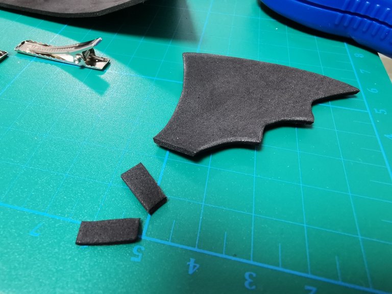 diy halloween bat hair clips (3).jpg