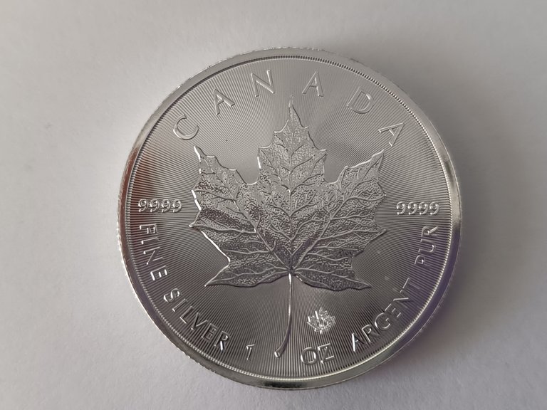 2016 - 1 oz Canadian Maple Leaf(4).jpg