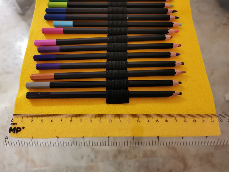 DIY roll-up pencil case from felt (1).jpg