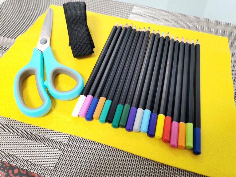 DIY roll-up pencil case from felt (10).jpg