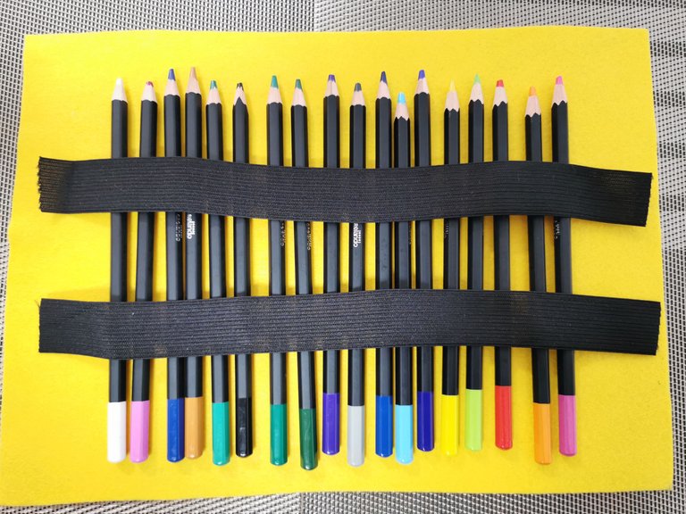 DIY roll-up pencil case from felt (11).jpg