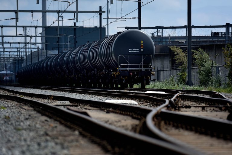 Tracks2.jpg