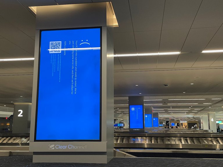 1440px-CrowdStrike_BSOD_at_LGA.jpg